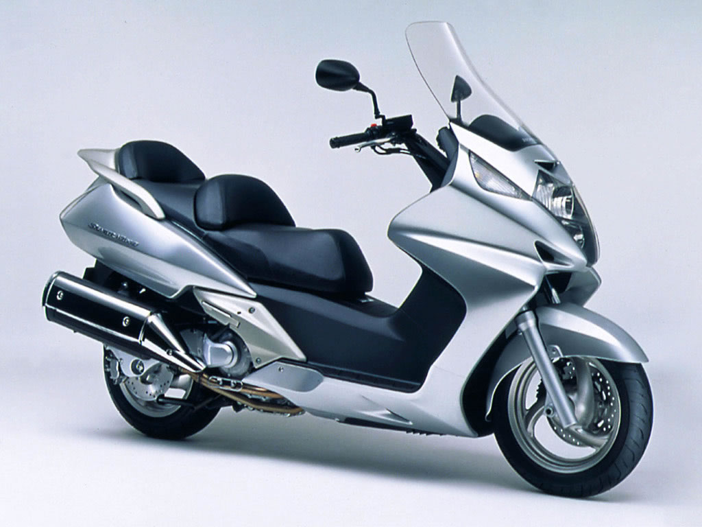 FJS 600 Silverwing Scooter 1